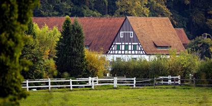 Bauernhaus-Bauernhof-AdobeStock_1045704967