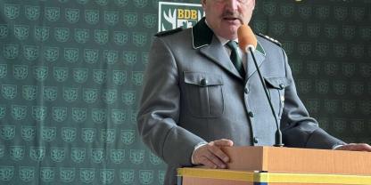Der Vorsitzende des BDB, Bernd Bahr, gab einen Ausblick auf das vergangene Jahr. Der Verband beschäftigt sich weiterhin mit Jagdgesetzesnovellen und der Bejagung des Wolfes.