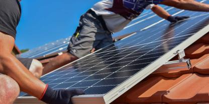 Dachdecker beim Aufbau einer Photovoltaikanlage auf einem Dach: Wer eine PV-Anlage installiert, muss dem Dachdecker- oder Elektrotechnikerhandwerk angehören, entschied das Gericht.