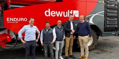 V.li.n.re.: Albert Prinsen (Country Manager Dewulf Deutschland), Tony Kirschner (Vertriebsleitung Region Ost Wüstenberg), Thomas Gebhardt (Vertrieb / Produktspezialist Wüstenberg), Christian Runge (Geschäftsführung Region Ost Wüstenberg) und  Hendrik Decramer (CEO Dewulf Group). Foto: Dewulf
