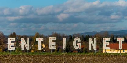 Der Schriftzug "ENTEIGNET" steht in riesigen Buchstaben auf einem Feld.