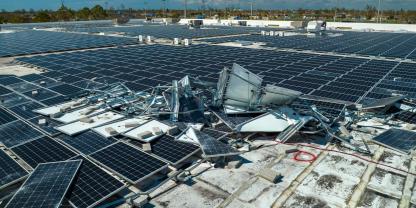 Sturmschaden nach einem heftigen Unwetter an einer Dach-PV-Anlage.