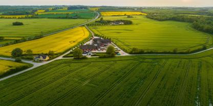 Lufbild eines Landwirtschaftsbetriebes in Süddänemark