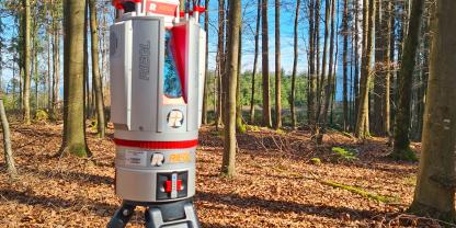 Abb. 1: Ein terrestrischer Laserscanner im Wald bei der Datenaufnahme im Winter. Beim Scannen von Laubbäumen wird darauf geachtet, die Bäume stets ohne Blätter zu erfassen, damit keine Bereiche des Baumes durch Blätter verdeckt werden.