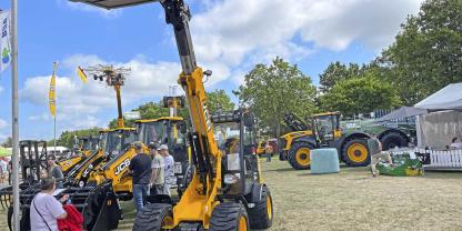 Der Stand von Mager &amp; Wedemeyer präsentierte sich in JCB-gelb. Mit CNH gibt es Unstimmigkeiten wegen der Vertragsverlängerung.