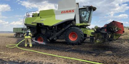 Ein ausgebrannter Mähdrescher von Claas