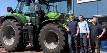 Die erste Lieferung von Deutz-Fahr-Traktoren erreicht die Imken Landmaschinen GmbH &amp; Co. KG. V.li.n.re.: Timon Schnitger (Geschäftsführer Imken Landmaschinen GmbH u.Co.KG), Alessandro Sapio (CEO Same Deutz-Fahr Deutschland GmbH), Ralf Schnitger (Geschäftsführer Imken Landmaschinen GmbH u.Co.KG).