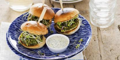 Leckere grüne Mini-Burger-Variante aus Brokkoli