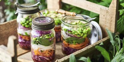 Knackig und pikant: Asiatisch angemachter Salat – auch zum Mitnehmen