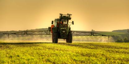Ein Landwirt bringt Pflanzenschutzmittel aus.
