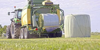 Mantelfolie und Wickelfolie laufen bei Press-Wickelkombinationen im selben Verfahren zusammen – Engpässe bei Erntekunststoffen treffen die Ballensilage deshalb direkt.