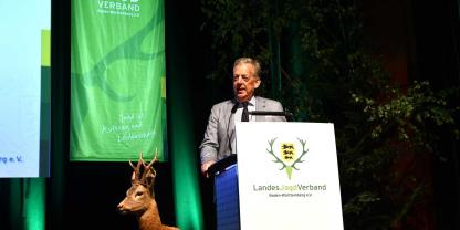 Der DJV-Präsident Helmut Dammann-Tamke bedankte sich beim Landesjagdverband für die Arbeit und nahm u.a. auch zum Waffenrecht Stellung.