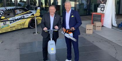Stihl-Vorstand Michael Traub und Kärcher-Vorstand Hartmut Jenner demonstrieren am 2. Juli in Waiblingen, dass das neue ALLPRO-Akkusystem in bestimmten Geräten bereits die technologische Basis darstellt.