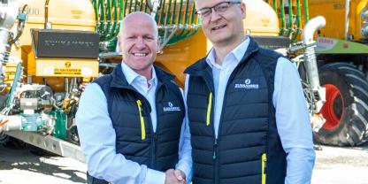 Maik Lemke (li.) wird von Sebastian Zunhammer im Unternehmen begrüßt.