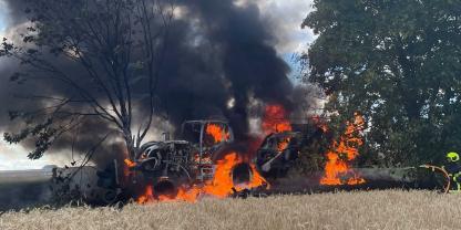 Der Landwirt musste den Traktor fluchtartig verlassen. Die Feuerwehr bedankte sich nach dem Einsatz bei der Agrargenossenschaft und den Dorfbewohnern.
