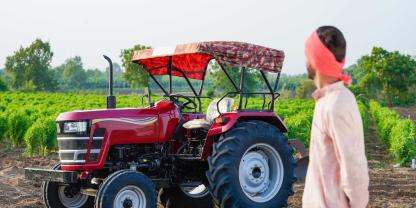 Ein Landwirt betrachtet seinen Traktor in Indien. Während viele klassische Märkte schwächeln, sorgt das Land für den kräftigen Anstieg der weltweiten Traktorverkäufe 2026.