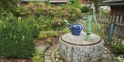 Ähnliche Pumpe, anderer Brunnentyp: Schachtbrunnen mit Abdeckung