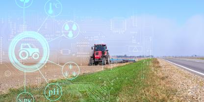 Das Konzept der Nutzung moderner Technologien und künstlicher Intelligenz in der Landwirtschaft bei der Bodenbearbeitung mittels Traktor vor der Aussaat von Kulturpflanzen.