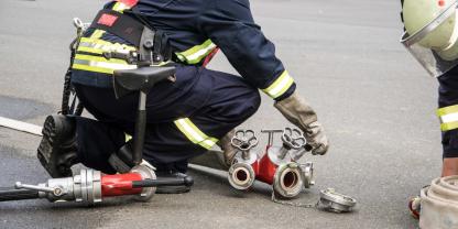 Die Feuerwehr sorgte mit Wasser und einer Plane dafür, dass die Fische zurück ins Wasser kamen.