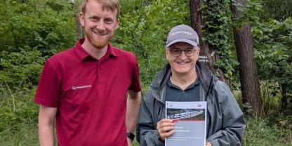 Jürgen Hey (HessenForst Landesbetriebsleitung, Sachbereichsleiter Liegenschaftsmanagement) und Dieter Johannes Raffel (DB InfraGO, Projektingenieur) kümmern sich gemeinsam um den Natur- und Artenschutz an der Neubaustrecke.