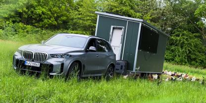Macht nicht nur auf der Autobahn eine gute Figur: Der BMW X5 im Arbeitseinsatz auf dem Betrieb.