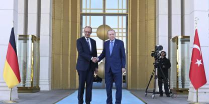 Bundeskanzler Friedrich Merz und Präsident Recep Tayyip Erdogan begrüßen sich. Der Bundeskanzler überließ seinen Geschenk-Revolver nach Angaben einer Regierungssprecherin der deutschen Botschaft in Ankara.