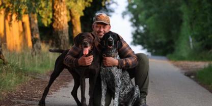 Ben Hugl mit seinen beiden Deutsch-Drahthaar-Rüden „Darko“ und „Burly“ im heimischen Revier.