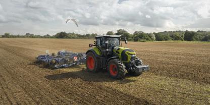 Der neue Claas Axion 8 CMATIC ersetzt den Axion 800 und kommt mit bis zu 313 PS, neuer Kabine und mehr Automatisierung in die 250- bis 300-PS-Klasse.