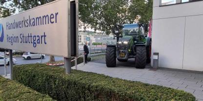 Beim Parlamentarischen Abend präsentierte die Innung Heilbronn-Stuttgart die LandBauTechnik. Für besonderes Aufsehen sorgte dabei der selbstfahrende Traktor, der im Innenhof der Handwerkskammer Stuttgart seine Runden drehte und sich zum Highlight des Abends entwickelte.