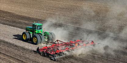 Traktor-USA-AdobeStock_1609363341