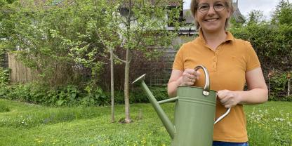 Frau mit Gießkanne