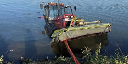 Ein Traktor liegt in der Weser