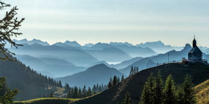 Die Idylle trügt: Borkenkäfer und Waldbrände könnten künftig massive Schäden in Bayerns Bergwäldern anrichten.