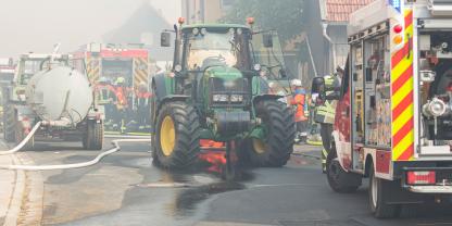 Ein Traktor mit Güllefass hilft bei einem Löscheinsatz