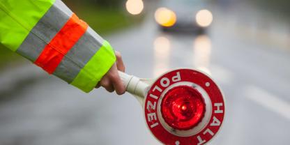 Die Polizei stoppt ein Fahrzeug