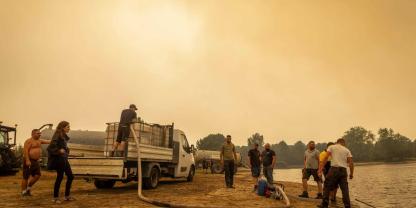 In Frankreich kämpfen Bauern mit Traktoren und Güllefässern gegen die Flammen