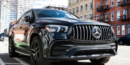 Ein Münchner besuchte im Winter seinen Bruder. Dessen neuer Mercedes-Geländewagen stand auf der vereisten Zufahrt vor dem Haus.