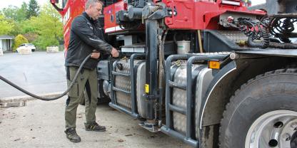 Fahrer Dennis Bimber tankt an der firmeneigenen Tankstelle.