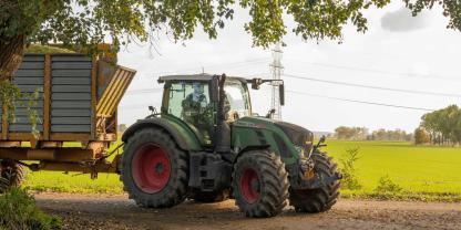 Ein Fendt mit Ladewagen auf eine Feldweg