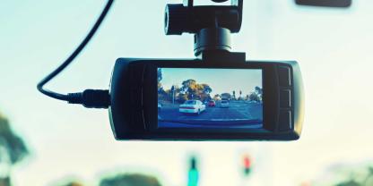 Im Straßenverkehr werden Dashcams immer häufiger verwendet, um Fehlverhalten anderer Verkehrsteilnehmer zu dokumentieren. Dabei ist rechtlich einiges zu beachten – im Auto wie im Traktor.