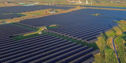 Ein Solarpark auf einer großen Fläche