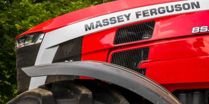 Die Motorhaube eines Massey Ferguson Traktors
