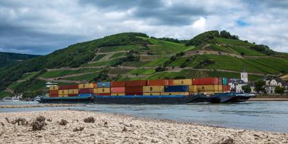 Containerschiff auf dem Rhein