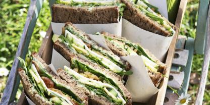 Dick mit viel Gemüse belegt: herzhaftes Sandwich