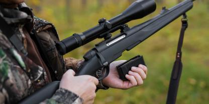 Ein 66-jähriger Franzose ist am Grenzübergang Altenheim mit einem fremden Gewehr, einem erlegten Wildschwein, viel Munition, Messern und einem Beil von der Bundespolizei gestoppt worden.