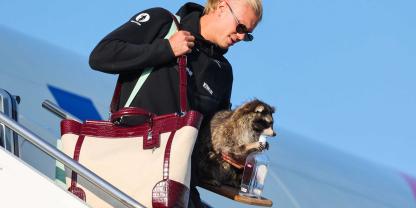 Bei der Landung der Norwegischen Nationalmannschaft hatte Stürmer Erling Haaland ein besonderes Andenken auf dem Arm.