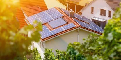 Für Solaranlagen sind die Sommermonate die ertragreichste Zeit. Parallel dazu sorgen zunehmende Hitzewellen für einen höheren Stromverbrauch - mitunter durch Klimageräte und Ventilatoren. (Symbolbild)