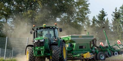 Ein Landwirt sät Raps aus.