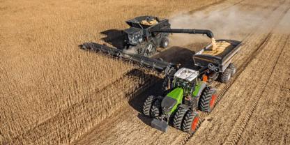 Fendt-Mähdrescher und -Traktor bei der Getreideernte mit Überladewagen, vermutlich in Nordamerika: Dort steigerte AGCO den Umsatz deutlich, konkrete Verkaufszahlen für Fendt nennt der Konzern aber nicht.