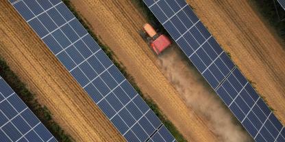 Eine Agri-Photovoltaikanlage aus der Luft